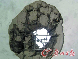 被雷電擊穿的民房。