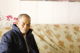 4月15日，劉爹爹的一只眼睛上有明顯的淤青。