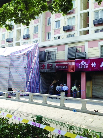 警方勘查事故現(xiàn)場。