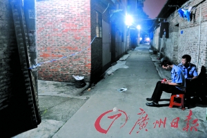事發(fā)出租屋前拉起了警戒線，警方正在現(xiàn)場調查。記者陳楓攝