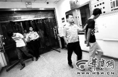 三人搶劫孕婦后，被警方和群眾合力抓獲 王警/攝