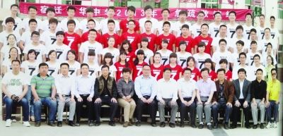 大家來找找，兩幅圖中有13人完全一致，你能找出來嗎？