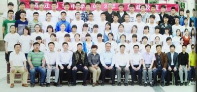 個(gè)不同班級的畢業(yè)照，前排除了最左邊一位老師外，完全一致。