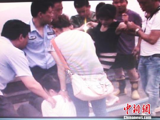 宗德宇緩緩靠近跳樓女子?！O程　攝