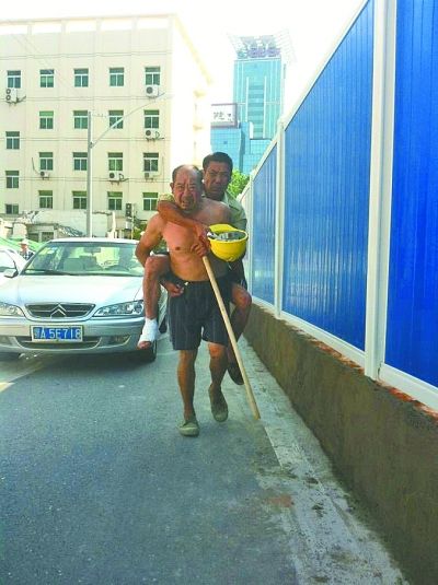 “謝謝，我們身上灰多，怕把車弄臟了”