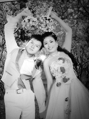 結(jié)婚照中的阿妮笑容燦爛，現(xiàn)實中，這對“跨國速成夫妻”還處在并不愉快的磨合過程中 本版均為資料圖片