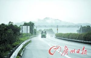 　當(dāng)天事故發(fā)生的現(xiàn)場處于一個(gè)彎道，很多司機(jī)反映說來不及減速。