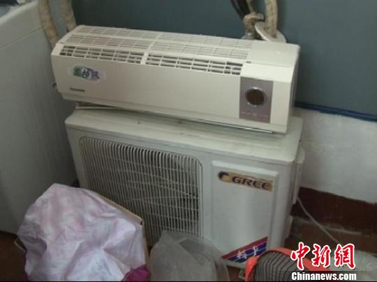 民警從嫌疑人家中搜到空調(diào)等生活用品。 拾冠之 攝