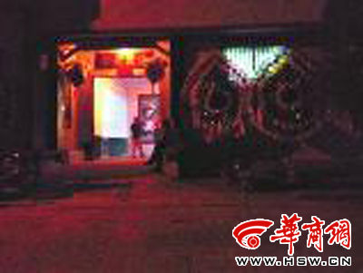昨晚8時(shí)許，老人的大兒子的家正在辦喪事，屋外擺放著花圈 本報(bào)記者張超攝