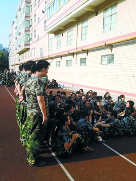 女孩們說(shuō)，這道“人影陰涼”，為高中時(shí)代的記憶鑲上了一顆珍珠 網(wǎng)友供圖