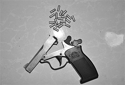 警方從搶劫嫌疑人處起獲的贓款和發(fā)令槍、子彈。警方供圖