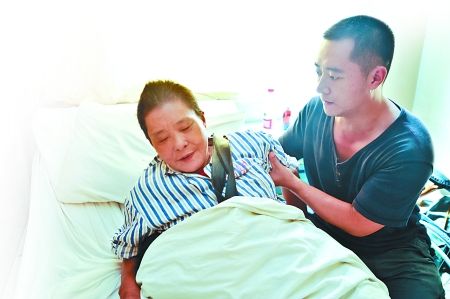 母親因患白血病無錢治療，他依然不言放棄