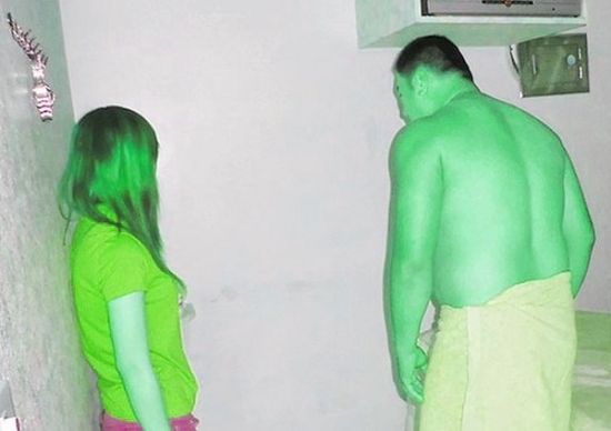高雄黃姓男子(右)懷疑女友在“喇叭店”兼差，前往調(diào)查順便消費時被警方逮個正著。(圖／東森新聞)