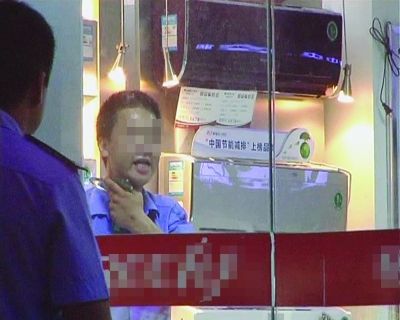 打劫男把玻璃片抵在脖子上，與民警對峙