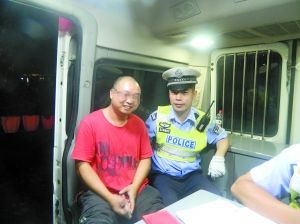 冉強(qiáng)開心地接受了民警的處罰和教育。高新區(qū)交巡警支隊(duì)供圖