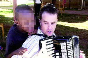 西蒙·伍德在教孩子唱歌，歡樂的歌聲掩蓋不住邪惡的目的。