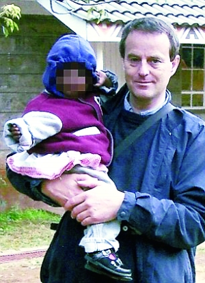 伍德與一名幼女的合影。