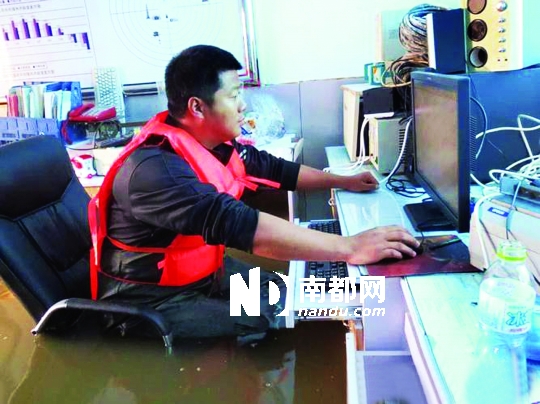 8月31日，黑龍江撫遠氣象局人員在工作中，洪水已將椅座淹沒。圖片來源：中國氣象網(wǎng)
