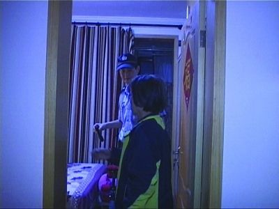 民警幫老人檢查沒發(fā)現(xiàn)有炸彈。