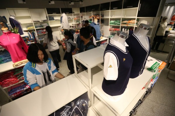 　9月12日，北京，十一學(xué)校在推出三大類、超過40款“最潮”校服，吸引學(xué)生搶購。
