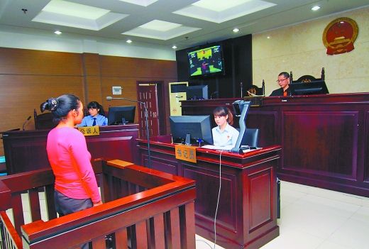    9月29日，萬(wàn)州區(qū)人民法院，被告王桂娟（化名）在庭審現(xiàn)場(chǎng)。 重慶晨報(bào)記者 胡杰 實(shí)習(xí)生 黃敬坤 攝