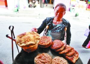 手頭拮據(jù)，每天只能吃一頓飯。
