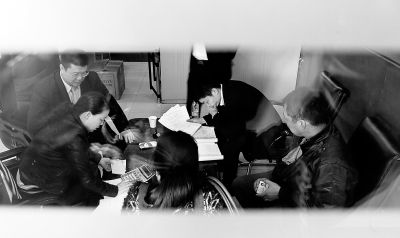 今天上午，喜隆多接待處內，市場管理方與商戶核對租金和抵押金數(shù)目