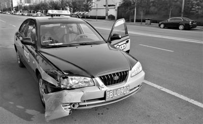 昨日，朝陽區(qū)林萃路，因連撞“克隆”車，的哥劉師傅的車輛受損送修。新京報(bào)記者 黃月 攝