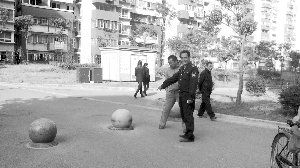 就為了搬這個石墩，男子打傷了兩個保安