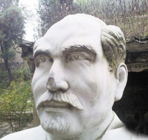 小廟前成了“塌塌鼻”的白求恩雕像。