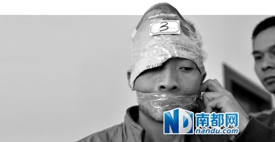 為了防止犯罪嫌疑人串供，民警用膠帶將犯罪嫌疑人的嘴封住。