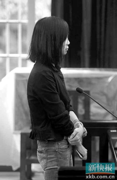 昨日，何敏在庭上抿著嘴不停抹眼淚。新快報記者孫毅/攝