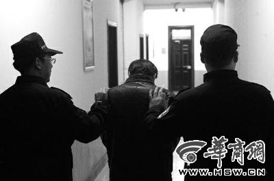 　昨日，西安市長延堡派出所，砍傷醫(yī)生的插隊患者已被警方控制 本報記者 張喆 攝