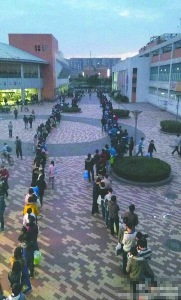 24日傍晚，川大江安校區(qū)浴室前排隊(duì)“盛況”