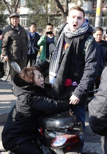 12月2日上午10時30分許，北京朝陽區(qū)一名女子在經(jīng)過騎車?yán)贤鈺r，雙方剮蹭后發(fā)生爭執(zhí)