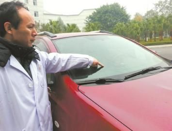 唐中山的車玻璃被醉酒男子砸壞。