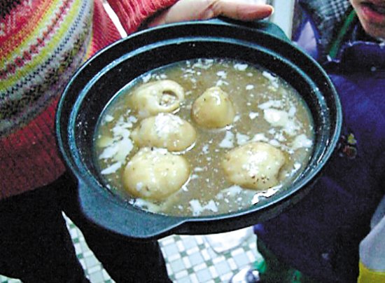 由于放置時(shí)間過久，鍋里的湯圓已經(jīng)非常大，湯圓皮上浮現(xiàn)很多白色物質(zhì)。