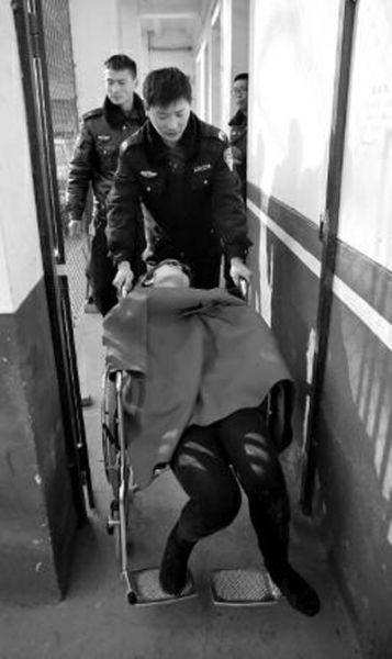 昨日，派出所民警帶女駕駛員賈某去醫(yī)院做檢查 記者 陳團(tuán)結(jié) 攝