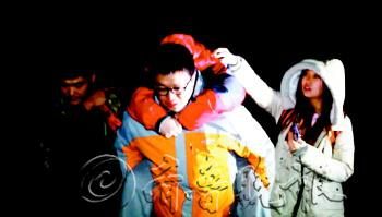 　途中女隊(duì)友小妮突發(fā)高燒，男隊(duì)員輪流背了她三個(gè)小時(shí)，直到網(wǎng)友開車來接