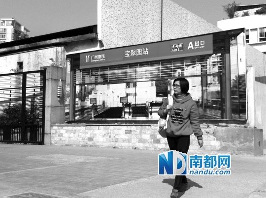 不少行人將這幅畫誤認為是真地鐵站。南都記者 單小亮 攝