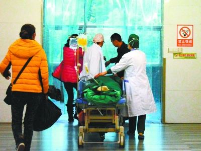 受傷女孩做完手術(shù)被送往重癥監(jiān)護(hù)室。記者楊濤 攝