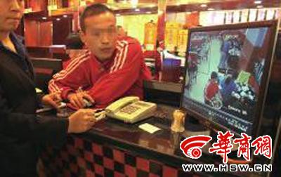 昨日，李女士展示從火鍋店抱回的火鍋，內(nèi)有濕巾