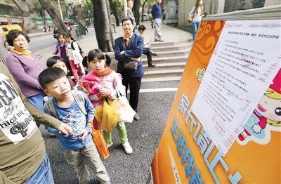 昨日，中華路小學貼出告示，提醒家長不要相信傳言。