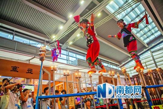 2號(hào)展館，苗族姑娘表演踩燈泡絕技《電光玫瑰》，赤腳踩上40瓦的燈泡并做出高難度動(dòng)作。 南都記者 霍健斌 攝