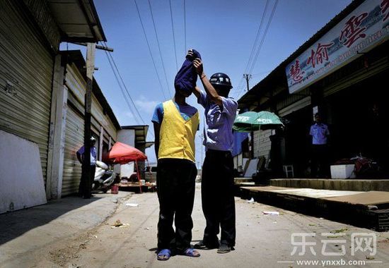 一名團伙成員被帶到公家村指認(rèn)現(xiàn)場 一名團伙成員被帶到公家村指認(rèn)現(xiàn)場