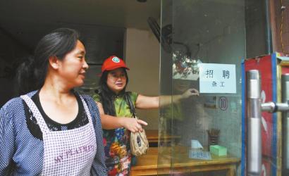 8月14日，市民志愿者體驗(yàn)城管執(zhí)法招呼商家不要亂張貼。
