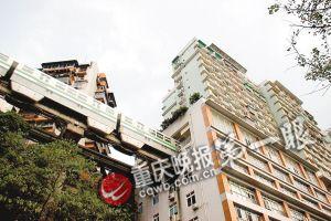 這張網上瘋傳的重慶穿樓輕軌圖引發(fā)網友熱議