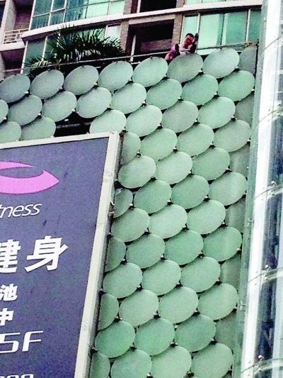 環(huán)亞廣場5樓露臺上，有一男子揚(yáng)言跳樓。