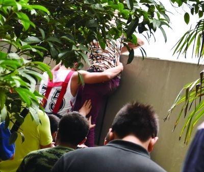 2小時后，該包工頭終于被抱下來了。