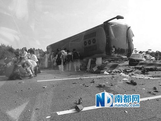 現(xiàn)場大客車側(cè)翻，玻璃碎落一地，車身卡在路邊水泥護(hù)欄上。 目擊者供圖